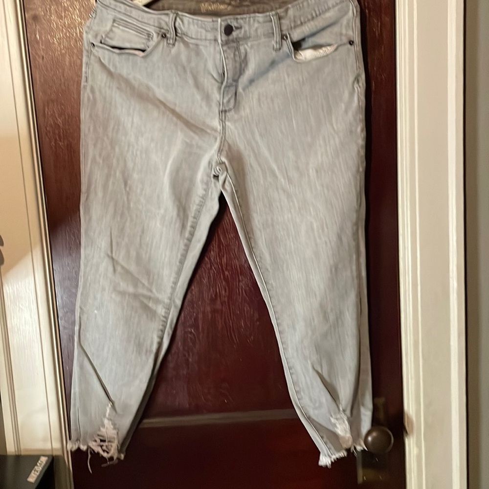 Universal Thread capris
